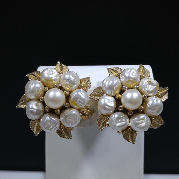 Vintage 1960s Coro Faux Pearl Floral Clip Earrings, Gold Plated - Picture 7 of 10